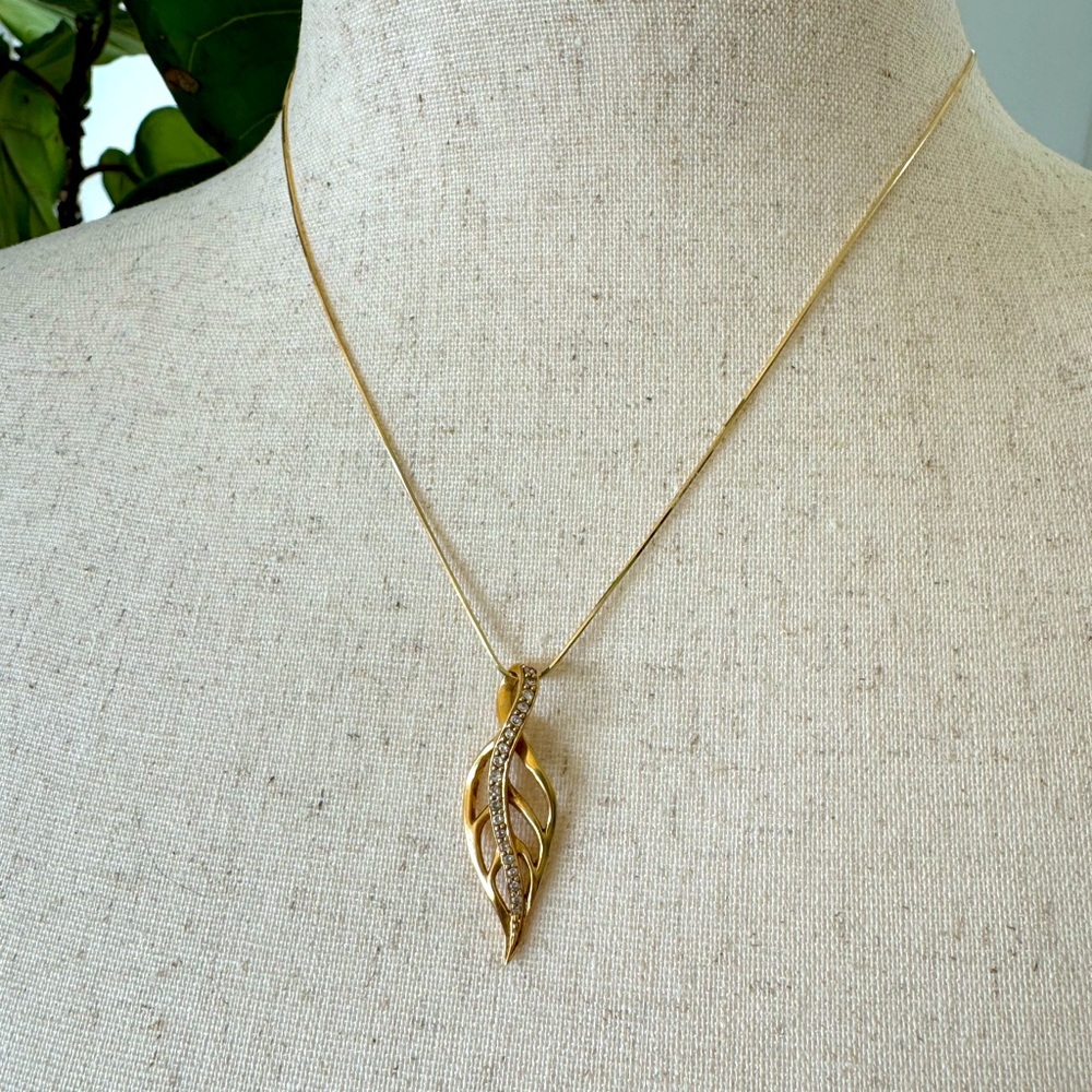 NA HOKU Maile Leaf Pendant 14k gold with diamonds